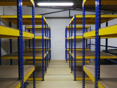 Сборка и установка стеллажей